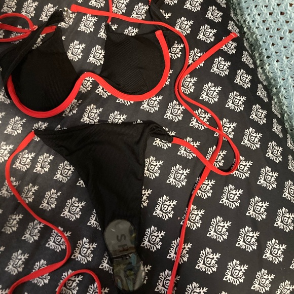 Three bikini tops gently worn,one bikini set black and red brand new - Picture 4 of 6